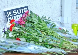 Алматинцы несут цветы к генконсульству Франции в память о жертвах теракта в Ницце