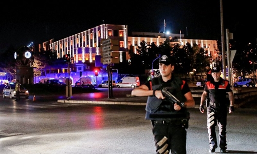 Турецкие силовики объявили военное положение и комендантский час - СМИ