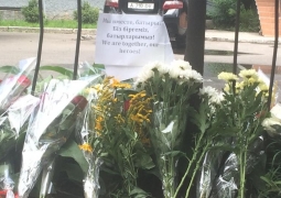 В Алматы в память о погибших при теракте возлагают цветы