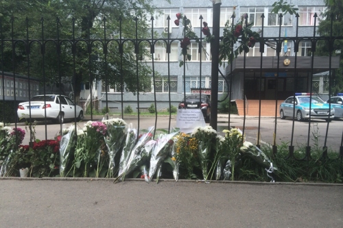 В Алматы в память о погибших при теракте возлагают цветы