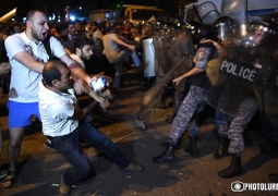 Армянская полиция разогнала собравшихся у здания полиции в Ереване 