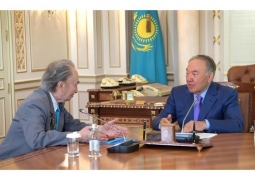 Нурсултан Назарбаев вручил ветерану Султану Джиенбаеву Государственную премию мира и прогресса