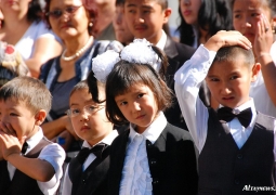 Более 27 тысяч маленьких казахстанцев вынуждены ездить в школу в соседние села