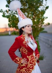 Свадебная одежда казахской невесты заняла 5-е место в рейтинге самых красивых нарядов мира