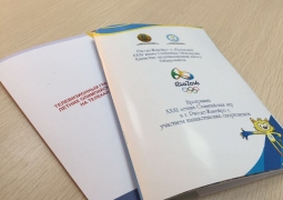 В Астане раздают листовки с расписанием выступлений казахстанцев на Олимпиаде в Рио