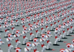 Тысяча роботов синхронно станцевали в Китае (ВИДЕО)