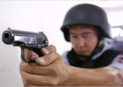 Казахстанским полицейским запрещено стрелять в женщин, - МВД