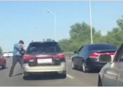 Два водителя устроили драку на дороге в Алматы (ВИДЕО)