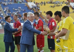 Бейбут Атамкулов наградил молодежную сборную Казахстана по футболу, ставшую призером Кубка президента 