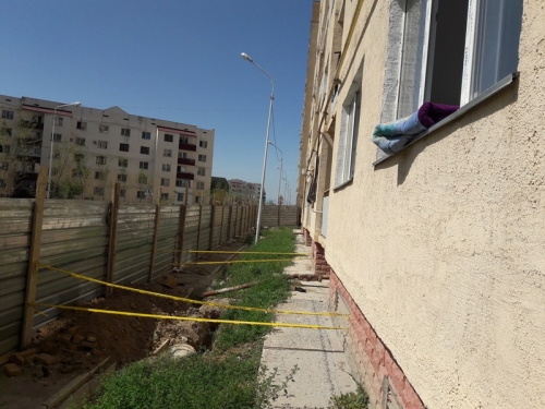 Жители еще одной накренившейся многоэтажки в Алматы рассказали об условиях проживания