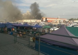 На тушение пожара на барахолке Алматы вылетел вертолет