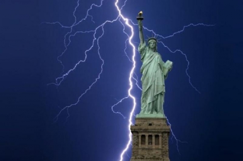 Молния ударила в статую Свободы (ВИДЕО)