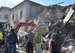 Число погибших при землетрясении в Италии достигло 293 человек 