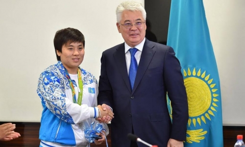 Южно-казахстанским чемпионам вручили ключи от квартир и автомобилей