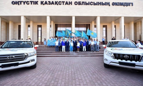 Южно-казахстанским чемпионам вручили ключи от квартир и автомобилей