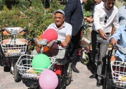 В городе Кентау 20-ти людям с ограниченными возможностями вручены электронные коляски 