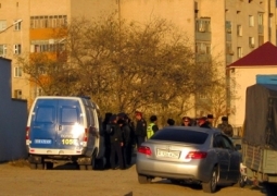 Бомбу ищут в многоэтажке в Рудном, жильцов разместили в школах и гостиницах