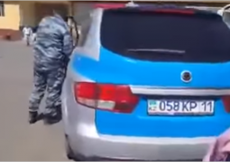 В Кызылорде на полицейском авто перевозят арбузы  (ВИДЕО)