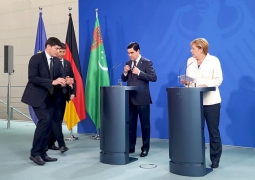 Помощник туркменского лидера удивил Ангелу Меркель (ВИДЕО) 