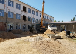 Родители за свой счет ремонтируют три школы в Южном Казахстане 
