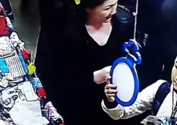 Ворующие на рынке вещи женщина с ребенком попали на видео в Актобе