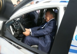 Нурсултан Назарбаев лично протестировал казахстанский электромобиль