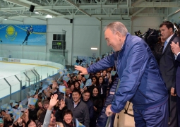 Нурсултан Назарбаев посетил тренировочные занятия по легкой атлетике и хоккею в СКО