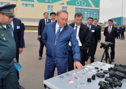 Нурсултан Назарбаев ознакомился с военной техникой, выпускаемой в СКО