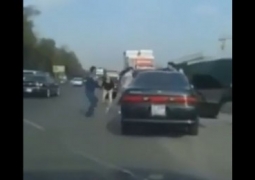 "Дорожные войны": автолюбители устроили драку на талгарской трассе (ВИДЕО)