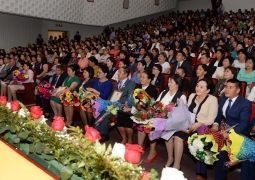 Кызылординским учителям к профессиональному празднику выдали по 2 млн тенге