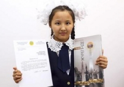 Нурсултан Назарбаев подарил книгу юной сказочнице из Кызылорды