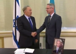 Нурсултан Назарбаев посетил посольство Израиля, где выразил соболезнования в связи с кончиной Шимона Переса