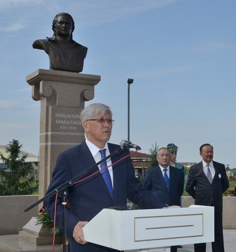В Алматинской области установили бюст поэта Мукагали Макатаева
