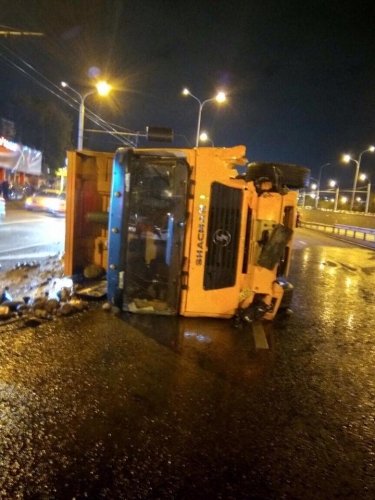 Грузовик "без тормозов" снес несколько машин в Алматы, есть пострадавшие