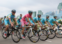 Велокоманда "Астана" продлила контракт с тремя казахстанскими гонщиками