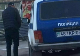 Установлена личность нарушителя, справившего нужду возле полицейской машины в Акмолинской области 