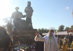 В Уральске установили памятник Курмангазы и Дине Нурпеисовой