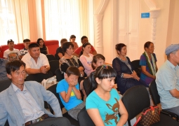 Оралманы изучают кириллицу казахского языка 