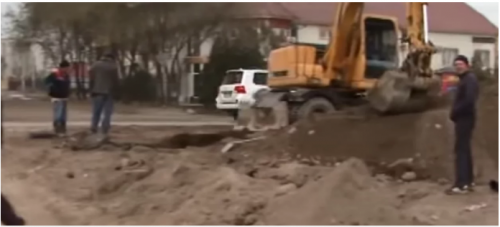 На улицах Алматы стал проваливаться новый асфальт