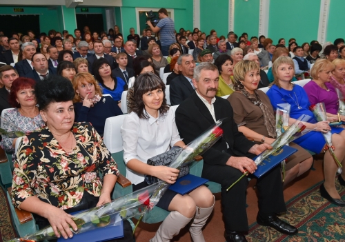 Аким СКО Ерик Султанов поздравил работников социальной защиты