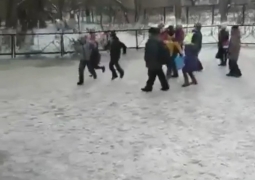 Дети напали на мужчину на территории школы в Темиртау (ВИДЕО)