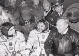 Историческое фото Нурсултана Назарбаева с экипажем «Союз ТМ-19» опубликовали в сети