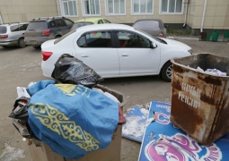 В Костанае выбросили флаг Казахстана в мусорку