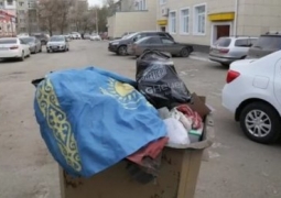 Выбросившей флаг Казахстана уборщице грозит до 2-х лет тюрьмы