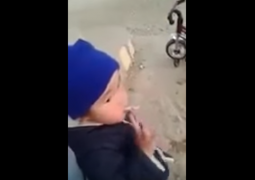 Курящий трёхлетний ребенок из Казахстана (ВИДЕО)