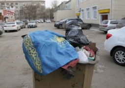 Жительницу Костаная не будут наказывать за выброшенный флаг Казахстана