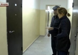 В Атырау ограбили 30 квартир в доме, где находится пункт полиции