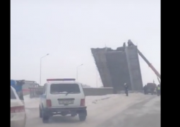 В Усть-Каменогорске обрушился мост (ВИДЕО)