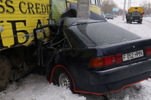 Трамвай раздавил автомобиль в Усть-Каменогорске (ВИДЕО)