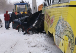 Трамвай раздавил автомобиль в Усть-Каменогорске (ВИДЕО)